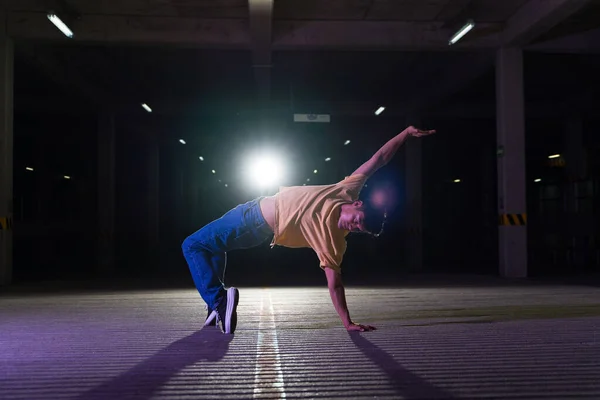 Bailarín Masculino Hispano Fresco Bailando Realizando Una Danza Contemporánea Funky — Foto de Stock