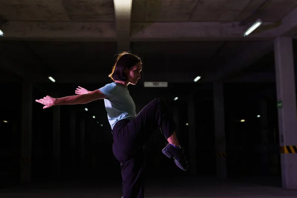 Hermosa Joven Bailarina Contemporánea Disfrutando Bailando Por Noche Calle Garaje — Foto de Stock