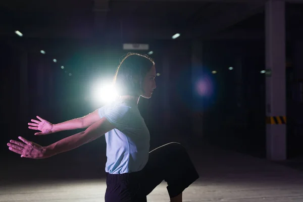 Profil Eines Künstlerischen Urbanen Performers Aktion Der Nachts Tanzt Während — Stockfoto