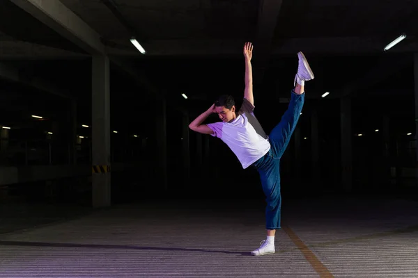 一个英俊而惊慌失措的男舞蹈家在街上跳着现代都市舞 跳着夜晚的舞 — 图库照片