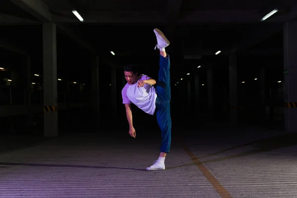 매혹적 거리의 댄서들 주차장에서 거리에서 현대식 — 스톡 사진