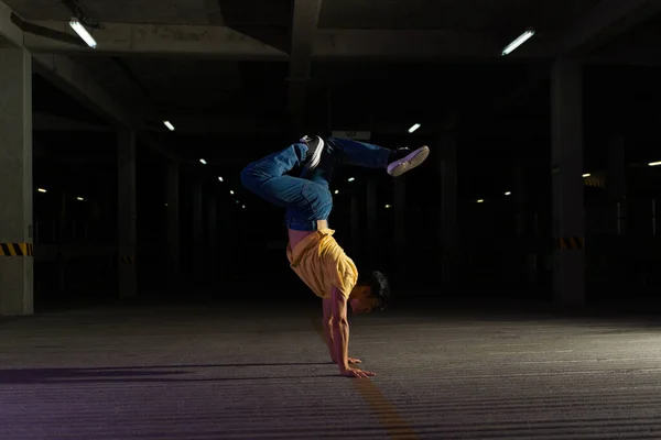 Joven Talentoso Bailarín Callejero Haciendo Una Actuación Urbana Estacionamiento Por — Foto de Stock