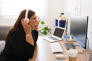 Ofis masasında çalışırken kodlama sorunları yüzünden kızgın şişman geliştirici ve programcı bilgisayara bağırıyor.