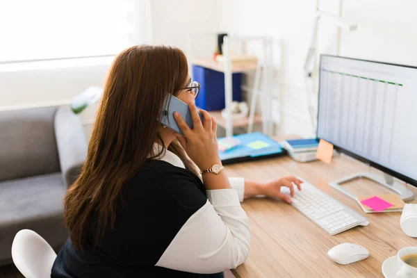 Ofis Masasında Çalışırken Latin Asıllı Profesyonel Bir Kadın Telefonla Konuşuyor — Stok fotoğraf