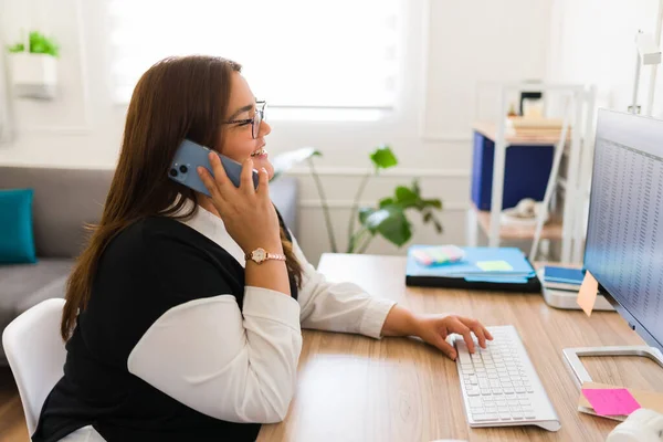 Latin Bir Kadın Muhasebeci Olarak Çalışıyor Telefonda Konuşurken Bilgisayarında Daktilo — Stok fotoğraf