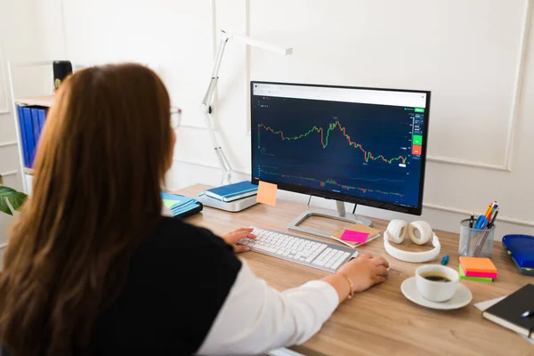 Mulher Negócios Olhando Para Gráfico Mercado Ações Computador Enquanto Investe — Fotografia de Stock