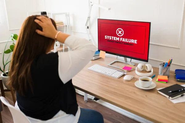 Estressado Mulher Grande Preocupado Porque Computador Software Problemas Enquanto Trabalhava — Fotografia de Stock