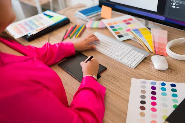 Close Uma Designer Gráfica Feminina Usando Lápis Tablet Enquanto Trabalhava — Fotografia de Stock