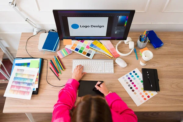 Ofis Masasında Çalışan Yeni Bir Logo Tasarlamak Için Kalem Tablet — Stok fotoğraf