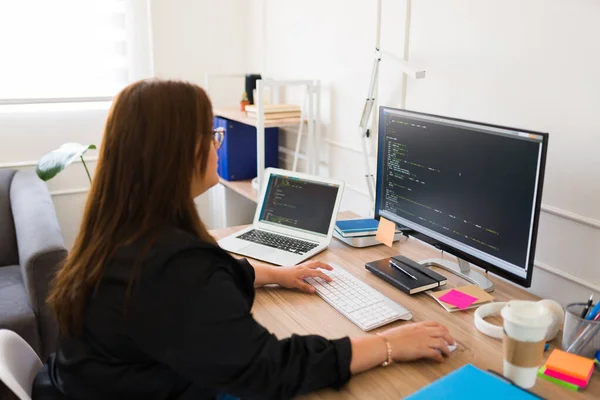 技術を使用して新しいソフトウェアに取り組んでいる間 コンピュータ内の女性開発者やエンジニアのコーディング — ストック写真