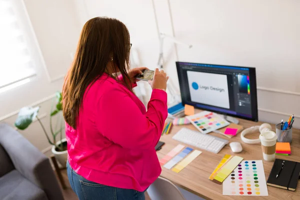 Профессиональная Женщина Работающая Графическим Дизайнером Фотографирует Цветные Образцы Рабочем Столе — стоковое фото
