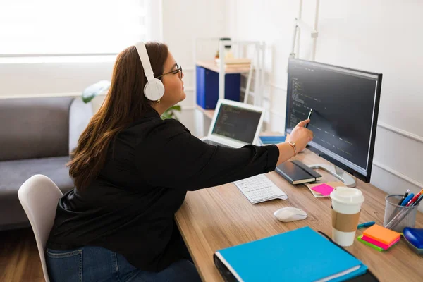 集中型プラスサイズの女性エンジニアプログラマーとして働き オフィスでコーディング中にコンピュータ画面をチェックする — ストック写真