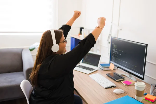 興奮した女性の脂肪の開発者とエンジニアは コンピュータ内の新しいソフトウェアをコーディングした後に成功した感じを祝う — ストック写真