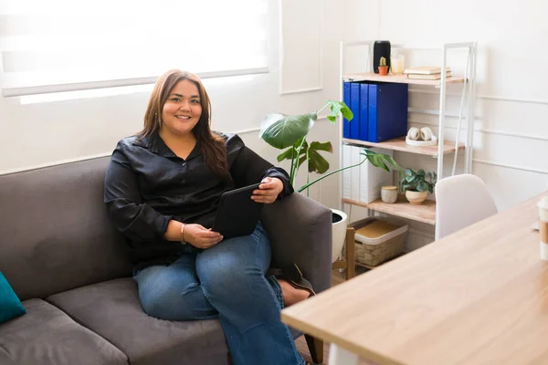 Beautiful Happy Fat Businesswoman Smiling While Relaxing Her Office While — Stock Photo, Image