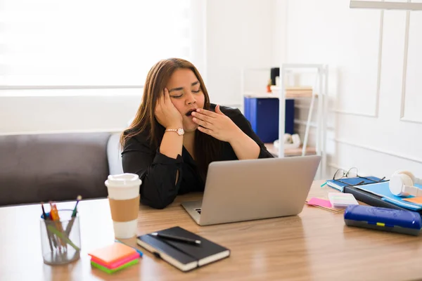 Empresária Exausta Com Muito Trabalho Bocejando Sentindo Sonolenta Cansada Enquanto — Fotografia de Stock