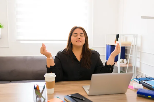 Mulher Negócios Relaxada Fazendo Uma Meditação Relaxante Depois Sentir Estressada — Fotografia de Stock