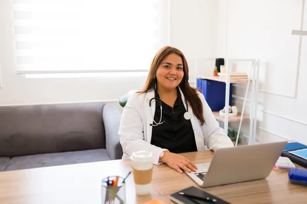 Professionale Size Medico Donna Seduto Nel Suo Ufficio Sorridente Attesa — Foto Stock