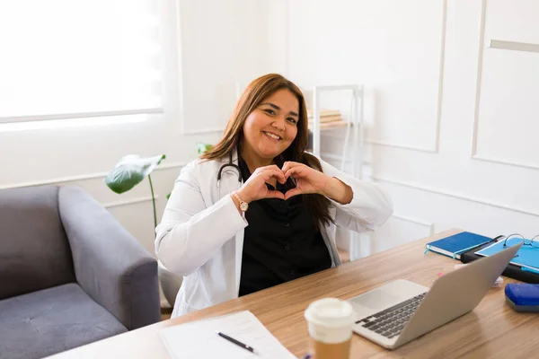 Donna Sorridente Grande Medico Che Lavora Come Cardiologo Specialista Fare — Foto Stock