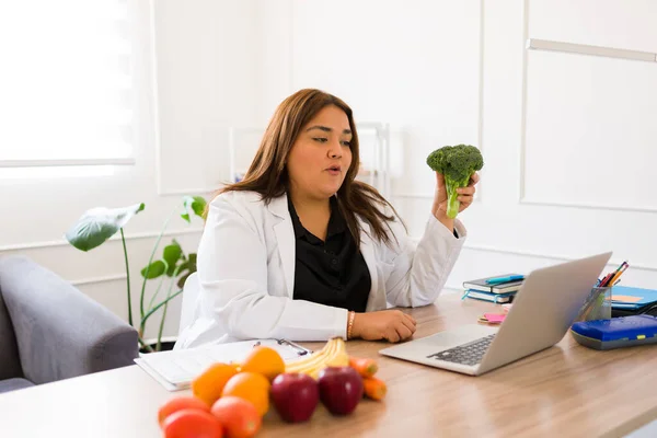 Mulher Gorda Hispânica Nutricionista Falando Sobre Uma Dieta Saudável Para — Fotografia de Stock