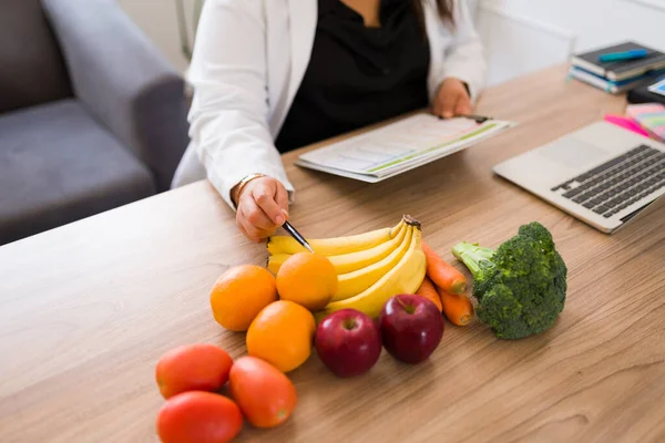 Bir Hastayla Sağlıklı Beslenme Beslenme Hakkında Konuşurken Beslenme Uzmanının Ofisindeki — Stok fotoğraf