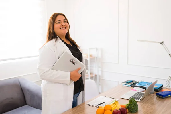 Professionelle Size Frau Die Als Ernährungsberaterin Arbeitet Lächelt Glücklich Während — Stockfoto