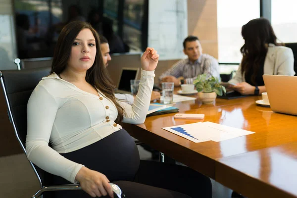 Embarazada Mujer Negocios Sentada Mesa Conferencias Durante Reunión Oficina Moderna — Foto de Stock