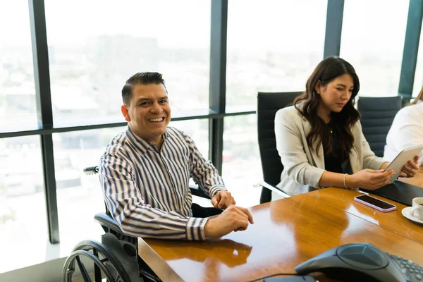 Счастливый Бизнесмен Среднего Возраста Сидящий Инвалидной Коляске Коллегами Сидящими Конференц — стоковое фото
