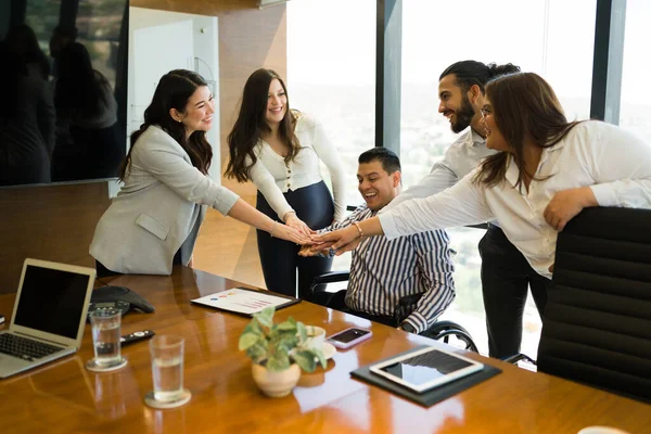 役員会議室での会議中に手をスタッキング男性と女性のビジネス専門家のチーム — ストック写真