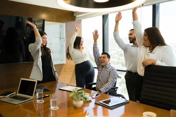 Fröhliche Multiethnische Geschäftsprofis Heben Zum Feiern Büro Sitzungssaal Die Hände — Stockfoto