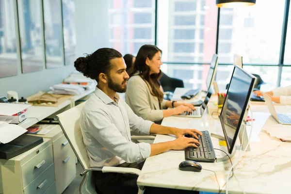 Sidovy Grupp Unga Affärsmän Som Arbetar Med Datorer Moderna Coworking — Stockfoto