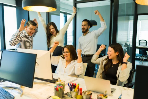 オフィスでの取引が成功した後 興奮したビジネスチームは腕を祝い 上げる — ストック写真