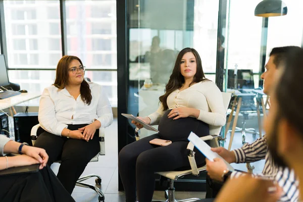 Έγκυος Επιχειρηματίας Συνάντηση Την Επιχειρηματική Ομάδα Που Κάθεται Μαζί Στο — Φωτογραφία Αρχείου