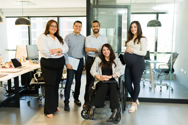Retrato Del Grupo Empresarios Multirraciales Con Gerente Discapacitado Sentado Silla —  Fotos de Stock
