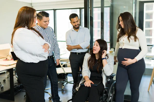 Disabled Businesswoman Discussing Work Business Team Standing Startup Office — Stock Photo, Image