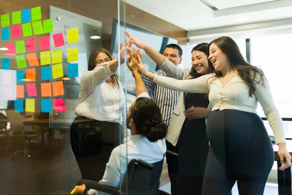 Grupo Profissionais Negócios Masculinos Femininos Unindo Mãos Após Reunião Brainstorming — Fotografia de Stock