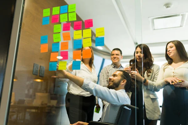 Ofisteki Yapışkan Notlara Işaret Eden Arkadaşlarıyla Beyin Fırtınası Yapan Mutlu — Stok fotoğraf