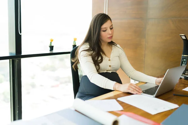 Pregnant Businesswoman Sitting Her Desk Reading Email Her Laptop While — Stock Photo, Image