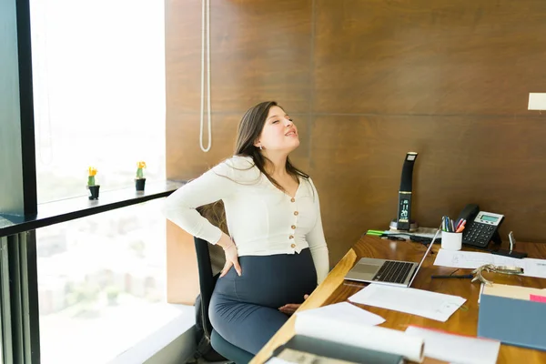 Schwangere Business Expertin Sitzt Schreibtisch Und Hat Rückenschmerzen Während Sie — Stockfoto