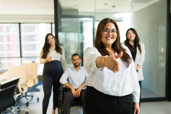 Lächelnde Geschäftsfrau Reicht Ihren Kollegen Büro Die Hand — Stockfoto