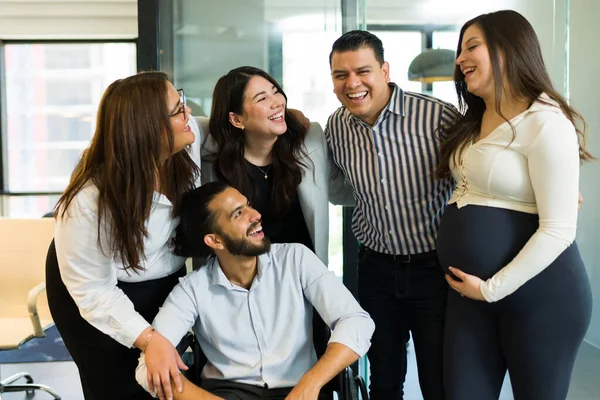 Multiethnische Geschäftsleute Diskutieren Lässig Und Lächeln Startup Büro — Stockfoto