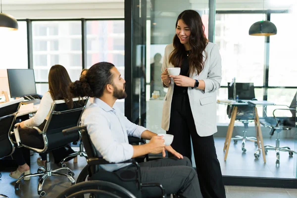 Επιχειρηματίας Ειδικές Ανάγκες Αναπηρική Καρέκλα Και Συνάδελφος Που Έχει Περιστασιακή — Φωτογραφία Αρχείου