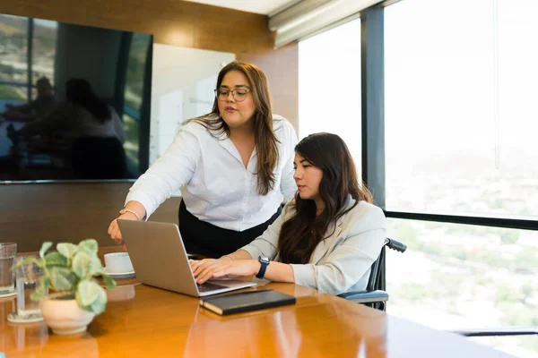 Size Businesswoman Pointing Laptop Screen Assisting Female Colleague Working Project — Stock Photo, Image