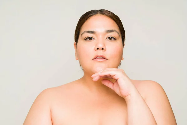 Portret Van Een Mooie Latino Size Vrouw Met Blote Schouders — Stockfoto