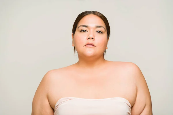 Hispanic Attractive Big Woman Making Eye Contact Lot Self Confidence — Stock Photo, Image