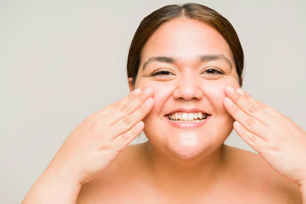 美肌やスキンケア製品を使いながら肌を潤しながら笑う興奮大女性 — ストック写真