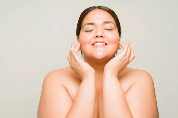 Gülümseyen Şişman Kadın Çıplak Omuzlarıyla Mutlu Görünüyor Güzel Cilt Bakımını — Stok fotoğraf