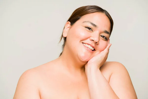 Aantrekkelijke Vrouw Met Overgewicht Die Glimlacht Oogcontact Maakt Terwijl Haar — Stockfoto
