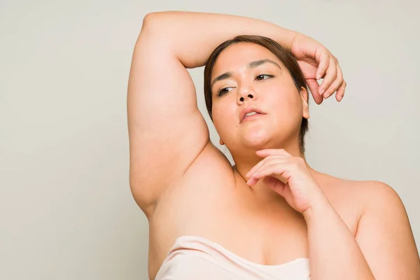 Fet Avslappnad Latinamerikansk Kvinna Lyfter Armarna Och Visar Armhålorna Samtidigt — Stockfoto