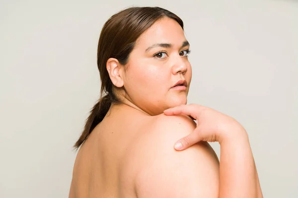 Приваблива Жінка Латинським Ожирінням Голими Плечима Спиною Красивою Якою Шкірою — стокове фото
