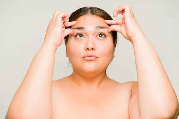 Yüzünde Kırışıklık Yaşlanma Işaretleri Arayan Aşırı Kilolu Bir Kadın Stüdyoda — Stok fotoğraf